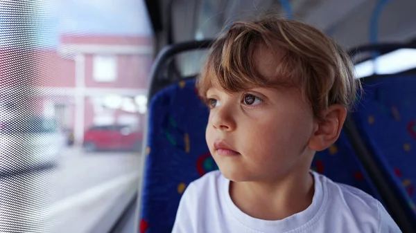 Jeden Zamyślony Pasażer Dziecko Podróżuje Transportem Publicznym Przemyślany Mały Chłopiec — Zdjęcie stockowe