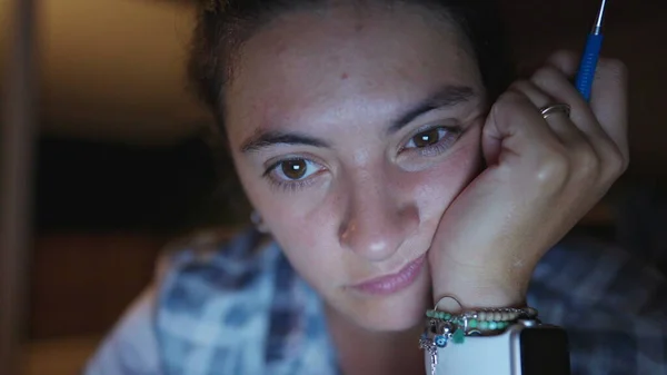 Γυναίκα Κοιτάζοντας Οθόνη Υπολογιστή Αργά Βράδυ Closeup Πρόσωπο — Φωτογραφία Αρχείου