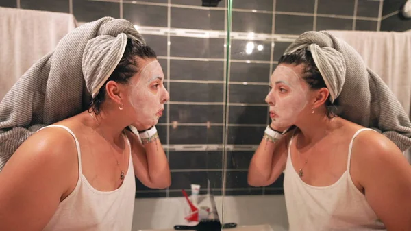 Lustige Frau Mit Gesichtsmaske Vor Badezimmerspiegel Abgedeckt Macht Spaß — Stockfoto