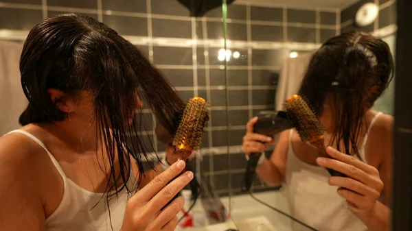 Žena Noc Rutinní Sušení Kartáčování Vlasy Před Koupelnou Zrcadlo — Stock fotografie