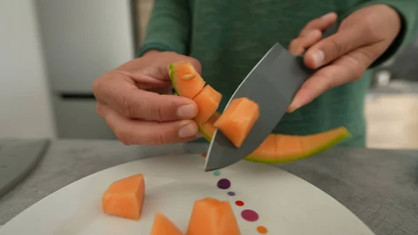 Couper Melon Main Morceaux Personne Coupe Des Fruits — Photo