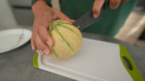 Taglio Mano Melong Frutta Mani Primo Piano Tenendo Coltello Affettare — Foto Stock