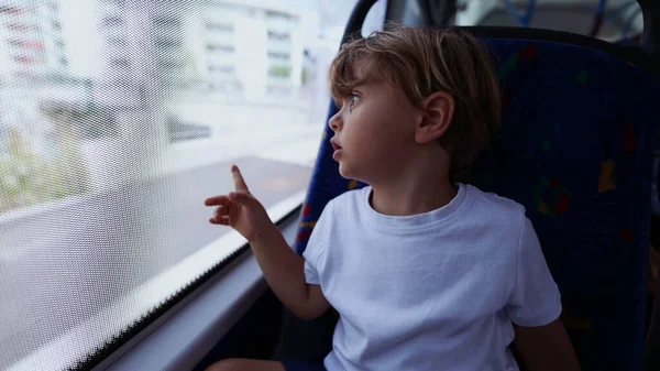 Kind Kijkt Door Bus Raam Wijzend Stadspassagier Kind Het Openbaar — Stockfoto