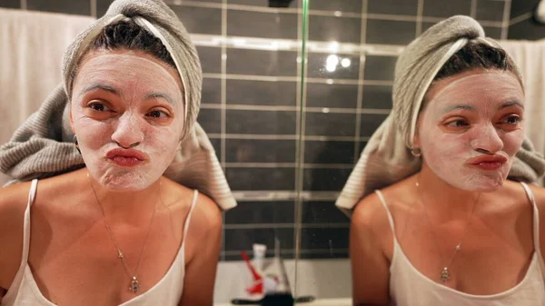 Lustige Frau Mit Gesichtsmaske Person Nacht Routine Vor Dem Bett — Stockfoto