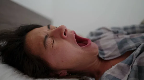 Donna Che Sbadiglia Sdraiata Letto Svegliarsi Mattino — Foto Stock