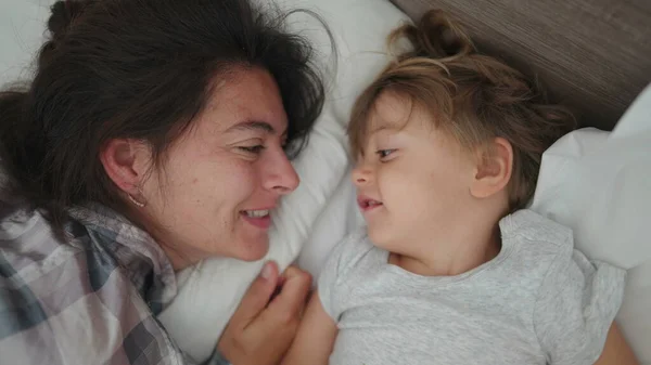 아침에 침대에 엄마가 사랑하는 아이를 일어나게 엄마의 — 스톡 사진