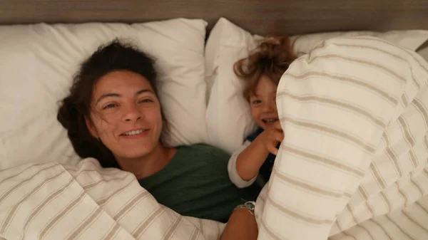 엄마와 아이가 침대에 담요를 — 스톡 사진