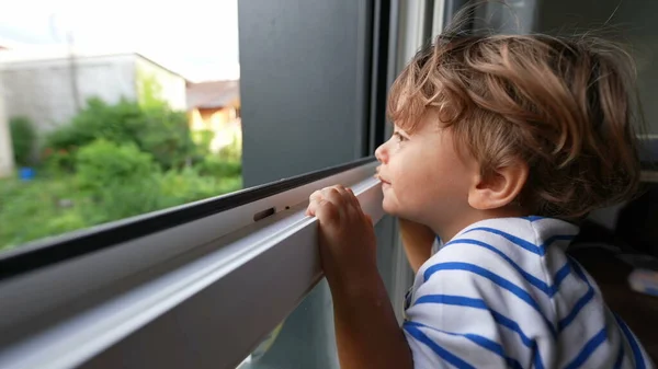 Дитина Тримає Вікні Небезпечного Маленького Хлопчика Біля Вікна Бажаючи Побачити — стокове фото