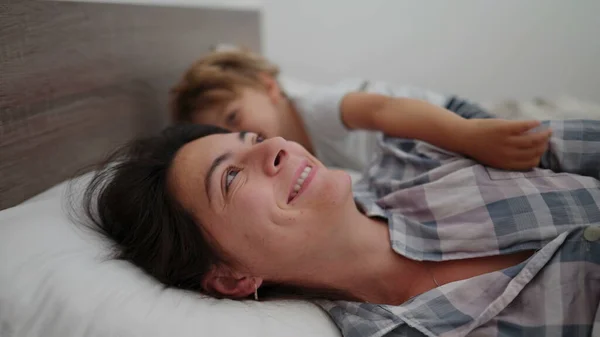 Anne Çocuk Sabah Yatağında Birlikte Uyanıyorlar — Stok fotoğraf