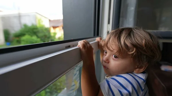 창밖으로 소년을 가까이에 어린이 — 스톡 사진