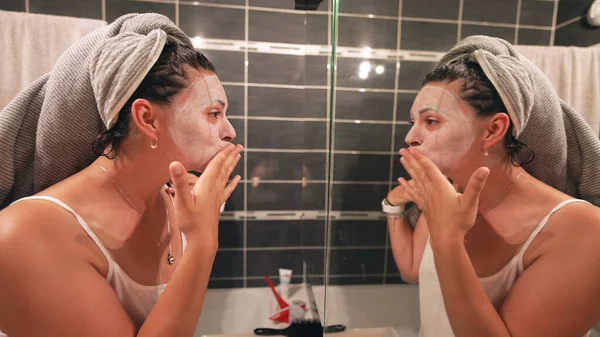 Lustige Frau Mit Gesichtsmaske Vor Badezimmerspiegel Abgedeckt Macht Spaß — Stockfoto