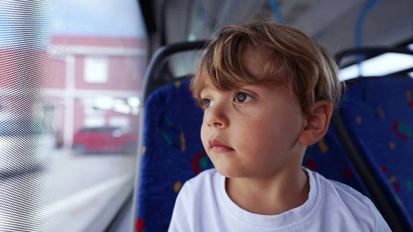 Ein Nachdenkliches Kind Das Mit Öffentlichen Verkehrsmitteln Unterwegs Ist Ein — Stockfoto