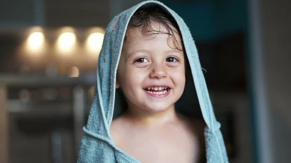Netter Kleiner Junge Bedeckt Mit Handtuch Porträt Entzückendes Baby Lächelt — Stockfoto