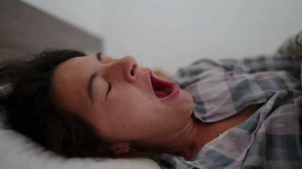 Wanita Menguap Berbaring Tempat Tidur Bangun Pagi Hari — Stok Foto