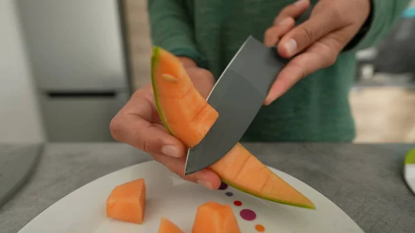 Couper Melon Main Morceaux Personne Coupe Des Fruits — Photo