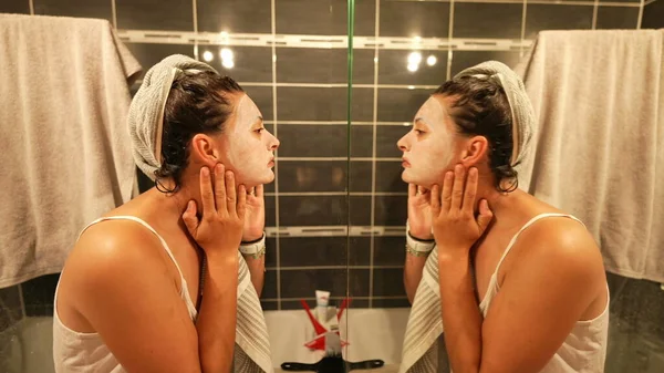 Frau Betrachtet Gesichtsmaske Vor Spiegelreflex Während Nächtlicher Routine Vor Dem — Stockfoto
