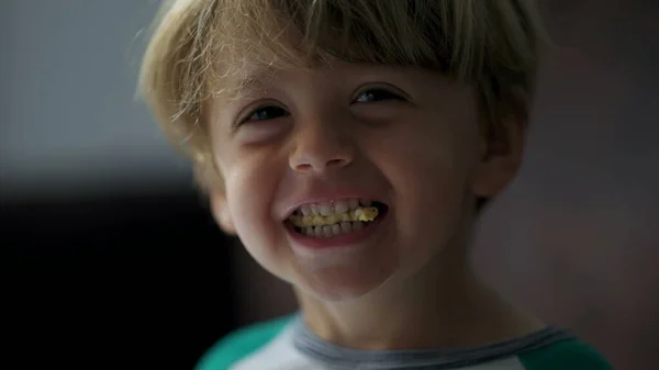 小さな男の子食べる米クッキーの肖像画の子供はスナックを食べる — ストック写真