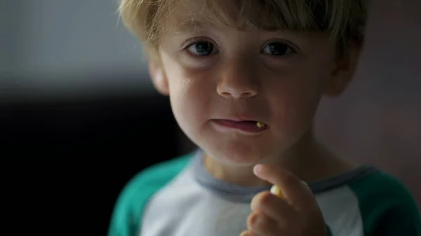 Liten Pojke Äter Ris Kaka Porträtt Barn Äter Mellanmål — Stockfoto
