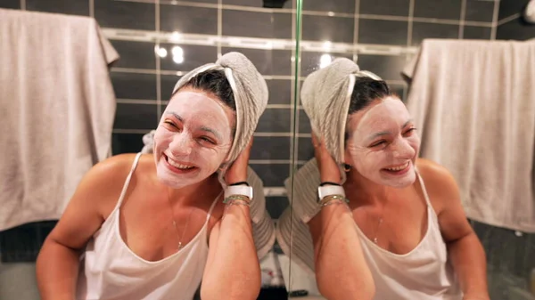 Lustige Frau Der Nacht Vor Dem Badezimmerspiegel Mit Gesichtsmaske — Stockfoto