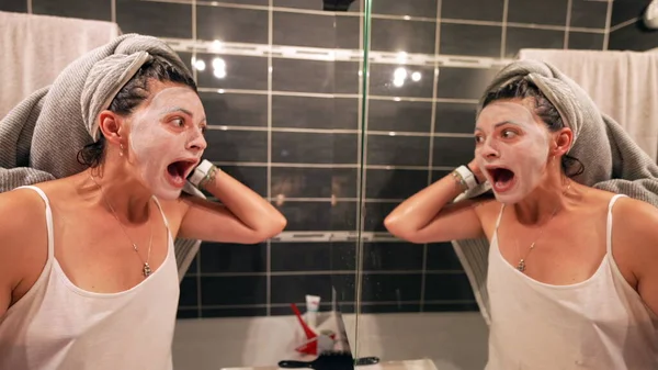 Lustige Frau Der Nacht Vor Dem Badezimmerspiegel Mit Gesichtsmaske — Stockfoto
