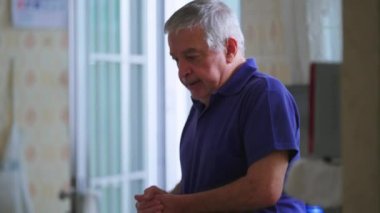 Son sınıf öğrencisi kalp krizi geçirdi. Mutfak lavabosunun yanında acil tıbbi yardıma ihtiyacı olduğu için yere düştü. Yaşlı bir adam acı çekiyor ve bayılıyor.
