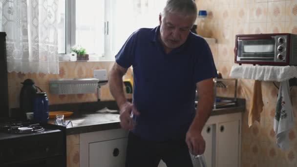 Nemocný Starší Muž Prožívající Infarkt Bušením Srdce Doma Kuchyňského Dřezu — Stock video