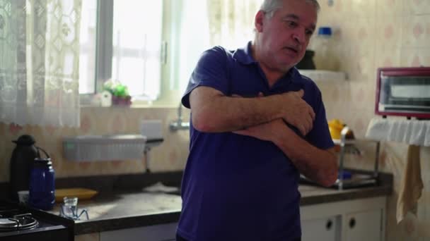 Starszy Mężczyzna Wypada Ataku Serca Pilna Sytuacja Medyczna Domu Starsze — Wideo stockowe