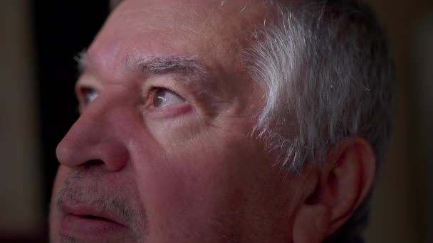 Hoffnungsvolles Großaufnahme Gesicht Des Älteren Mannes Baden Sonnenlicht Blick Aus — Stockvideo
