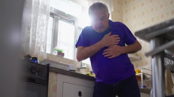 Homem Sênior Sofrendo Palpitações Peito Ataque Cardíaco Urgente Dramático Casa — Vídeo de Stock