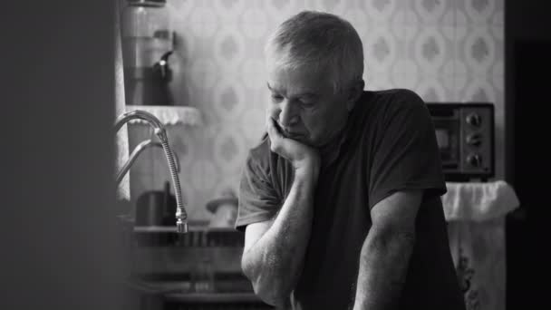 Starší Muž Trpící Depresemi Doma Sám Opírající Kuchyňský Dřez Dramatické — Stock video