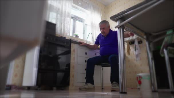 Mutfak Lavabosunun Yanında Acil Tıbbi Yardıma Ihtiyacı Olan Yaşlı Bir — Stok video