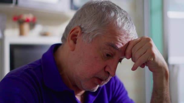 Beznadějný Starší Muž Bojující Doma Sám Depresí Detailní Záběr Starší — Stock video