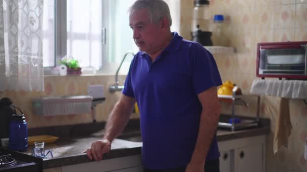 一个孤零零地 光溜溜地站在家里的老人 一脸沮丧地倚在厨房的水槽上 体弱多病的老年人 — 图库视频影像