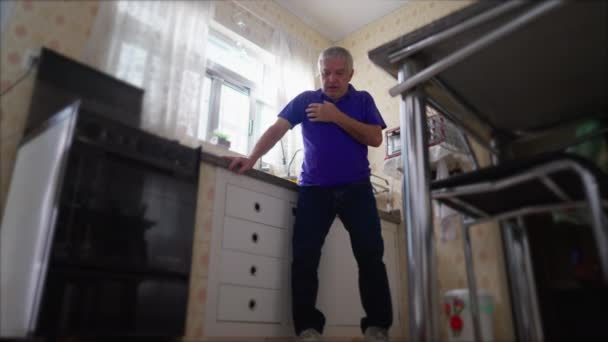 Emergency Scene Elderly Man Lijden Aan Een Hartaanval Vallen Vloer — Stockvideo