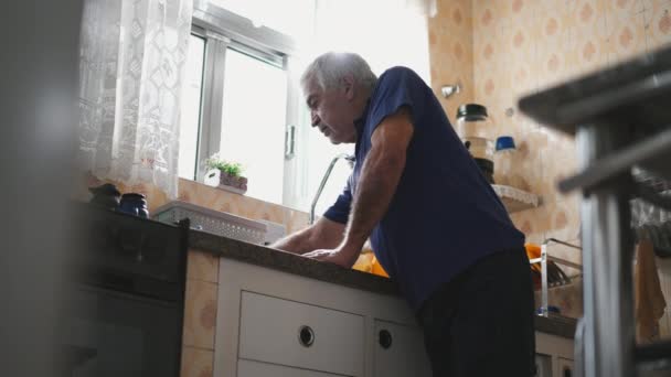 Bărbatul Vârstă Depresiv Rapid Simte Bolnav Medical Acasă Prin Chiuveta — Videoclip de stoc