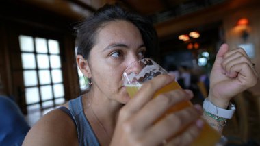 Bira içen kadın alkollü içecek içer.