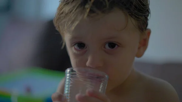 Niño Pequeño Bebiendo Agua Niño Bebe Vaso Agua —  Fotos de Stock