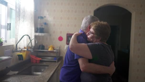 Romantisches Seniorenpaar Tanzt Hause Küchenfenster Stehend Liebevoller Zärtlicher Moment Zwischen — Stockvideo