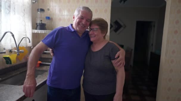 Älteres Paar Liebevolle Umarmung Stehend Der Heimischen Küche Kausal Authentisch — Stockvideo