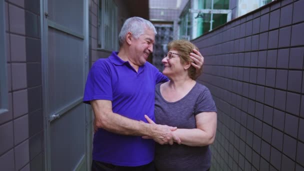 Retrato Una Pareja Ancianos Sonriendo Juntos Amoroso Abrazo Por Pasillo — Vídeo de stock