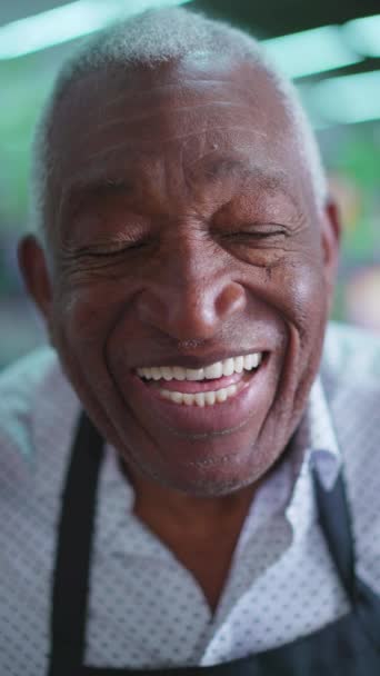 Портрет Счастливого Пожилого Афроамериканца Седыми Волосами Морщинами Носящего Черный Фартук — стоковое видео