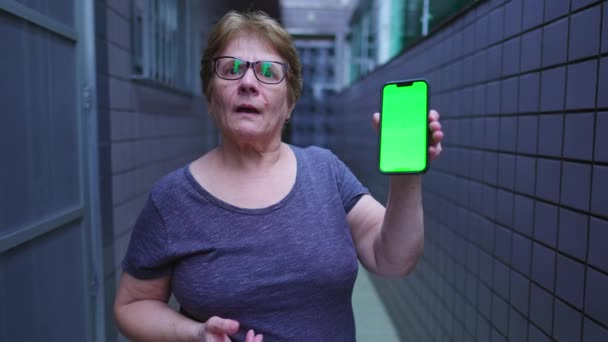 Ανώτερη Γυναίκα Που Δείχνει Χρωματικό Κλειδί Στο Κινητό Κάμερα Έκφραση — Αρχείο Βίντεο