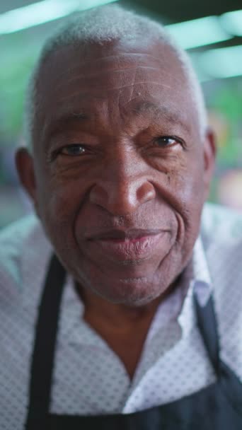 Närbild Ansikte Äldre Afroamerikansk Senior Man Med Grått Hår Och — Stockvideo