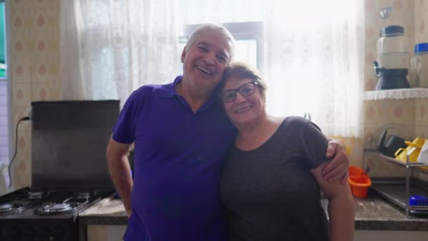 Senior Menikah Pasangan Berdiri Dekat Jendela Wastafel Dapur Otentik Mencintai — Stok Video