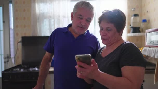 Moglie Anziana Che Mostra Schermo Del Cellulare Marito Donna Anziana — Video Stock