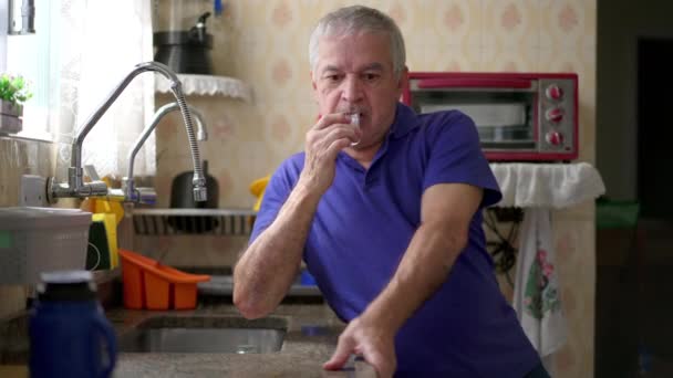 Senior Mabuk Berjuang Dengan Alkoholisme Bersandar Pada Wastafel Dapur Rumah — Stok Video