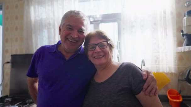 Authentisches Porträt Eines Liebenden Senioren Paares Fenster Der Küchenspüle Zarter — Stockvideo