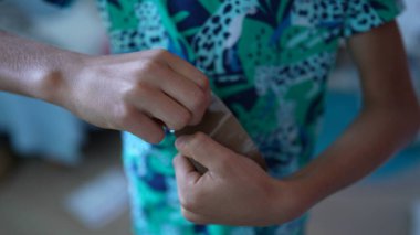 Çocuk eller koli bandı kullanmaya çalışıyor. Çözülmüyor.