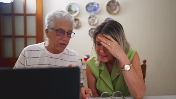 Senior Paar Nood Bespreken Van Financiële Problemen Thuis Voorkant Van — Stockvideo
