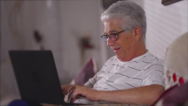 Senior Άνθρωπος Περιήγηση Στο Διαδίκτυο Μπροστά Από Φορητό Υπολογιστή Κάθεται — Αρχείο Βίντεο